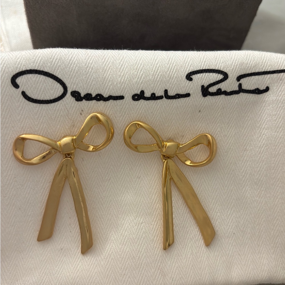 OSCAR DE LA RENTA • Simply Elegant Sculpted Mobile Vintage Bow Earrings - Picture 5 of 12
